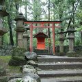 R9268 Nara - petit autel shinto sur la route du Kasuga taisha