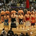 R9630 Nagoya - dohyo de sumo - Presentation des sumos de l ouest avec un russe qui chatoye