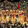 R9633 Nagoya - dohyo de sumo - Entree et presentation des sumos de l est 1ere division 