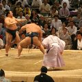 R9639 Nagoya - dohyo de sumo - Takanowaka vs Buyuzan