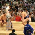 R9650_Nagoya_-_dohyo_de_sumo_-_Takamisakari_vs_Tokitenku.JPG