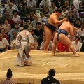 R9655 Nagoya - dohyo de sumo - Jumonji est expulse par Kotoshogiku
