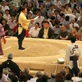 R9672 Nagoya - dohyo de sumo - L officiel charge de l annonce de chaque combat