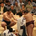 R9687 Nagoya - dohyo de sumo - Tochiazuma recoit l eau pour se purifier rituellement