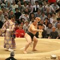 R9710 Nagoya - dohyo de sumo - Asashoryu fait le spectacle