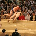 R9713 Nagoya - dohyo de sumo - Asashoryu gagne de peu