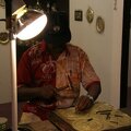 R9730 Aichi 2005 - Artisan sri lankais travaillant le bronze