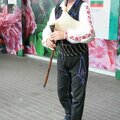 R9758 Aichi 2005 - Joueur de cornemuse traditionnelle devant le pavillon bulgare