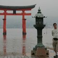 R9854 Miyajima - Temple Itsukushima jinja - Xavier devant le tori