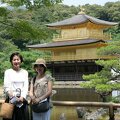 R9999067 Kyoto - Kinkaku-ji - Kyoko et Mme Yanagimoto devant le pavillon dore