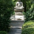 R9999084 Kyoto - Ryoanji - Bouddha au milieu du jardin