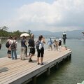 R0365 Miyajima - les touristes devant l o torii