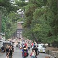 R0653 Nara - kohfuku-ji l entree avec quelques touristes