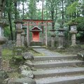 R0709_Nara_-_autel_shinto_sur_la_route_du_kasuga_taisha.jpg