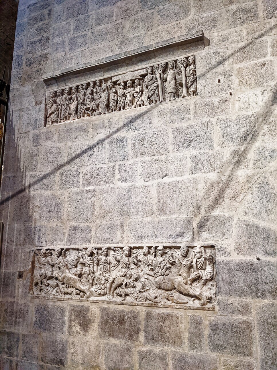 PXL_20220712_131200312 sarcophages intégrés aux murs.jpg