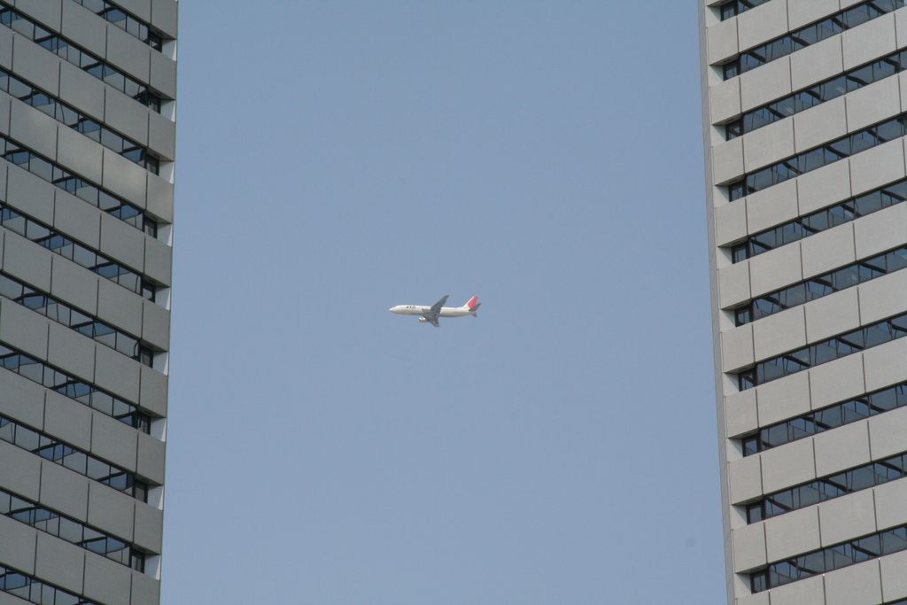 R9008 Osaka Business Park - avion entre les twin towers
