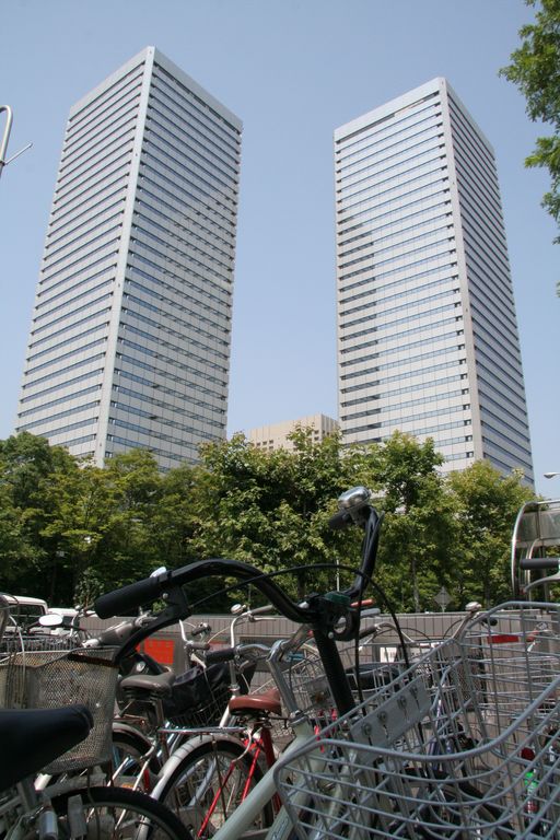 R9009_Osaka_Business_Park_-_twin_towers_et_parc_a_velos.JPG