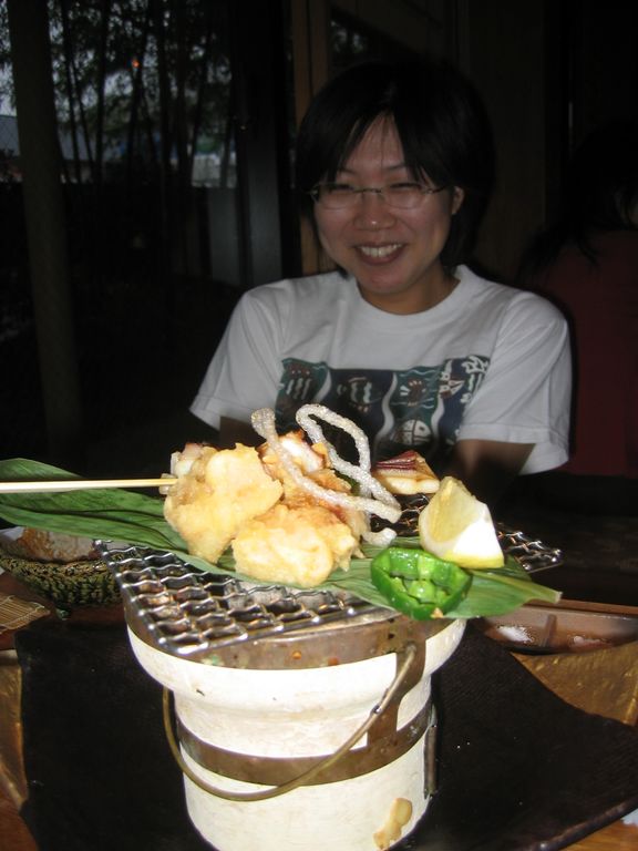 R8582_Osaka_-_restaurant_specialise_dans_le_poulpe_-_poulpe_sur_grill_au_charbon_de_bois.JPG