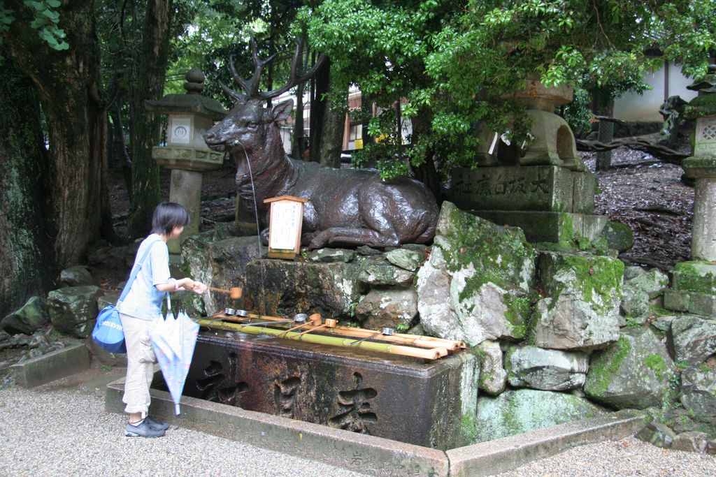 R9273 Nara - un puits de purification du kasuga taisha