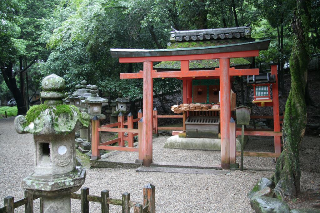 R9274 Nara - kasuga taisha - un autel de divinite