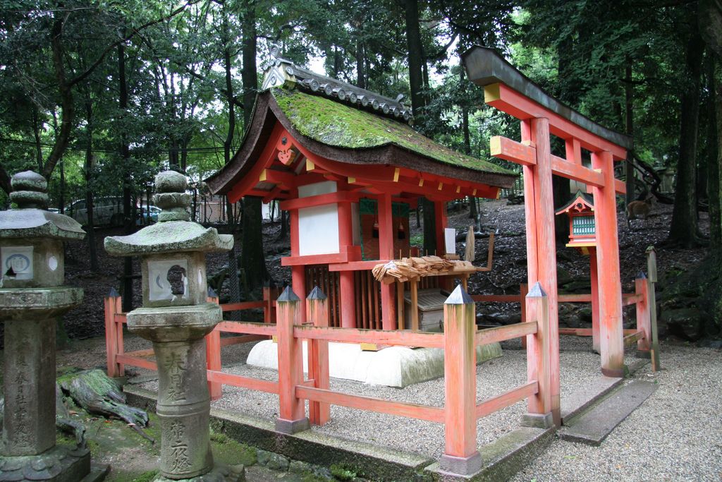 R9275 Nara - kasuga taisha - un autel de divinite