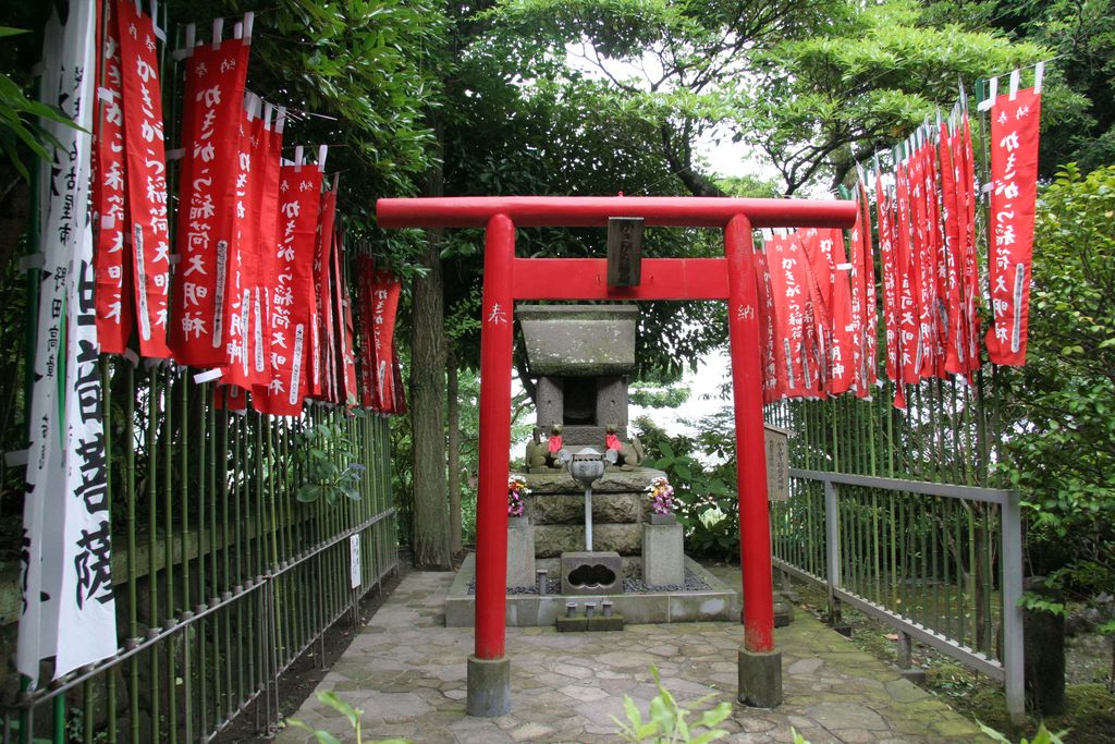 R9598_Kamakura_-_Temple_Hasedera_-_Autel_shinto.JPG