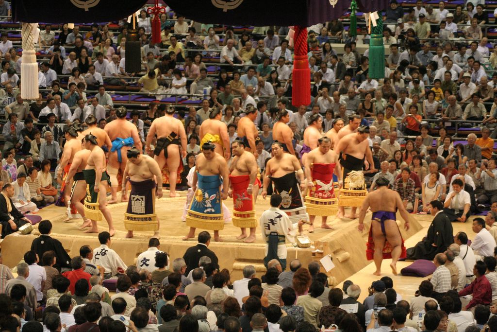 R9633 Nagoya - dohyo de sumo - Entree et presentation des sumos de l est 1ere division 
