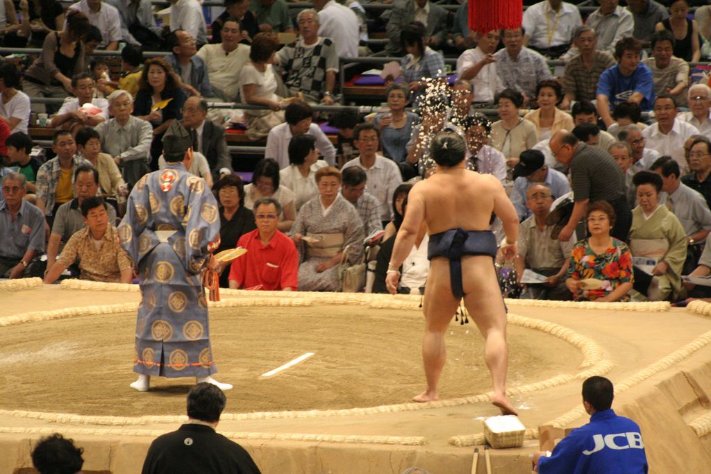 R9634 Nagoya - dohyo de sumo - Ishide et le lancer de sel rituel