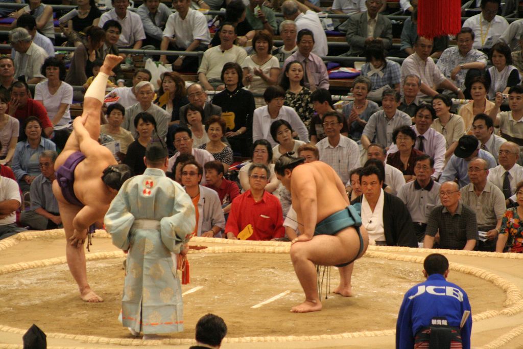 R9648 Nagoya - dohyo de sumo - Katayama demontre la souplesse des sumos