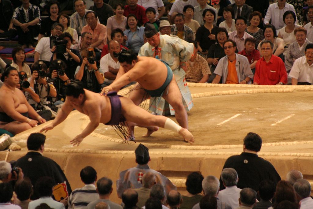 R9649 Nagoya - dohyo de sumo - Katayama se fait projeter