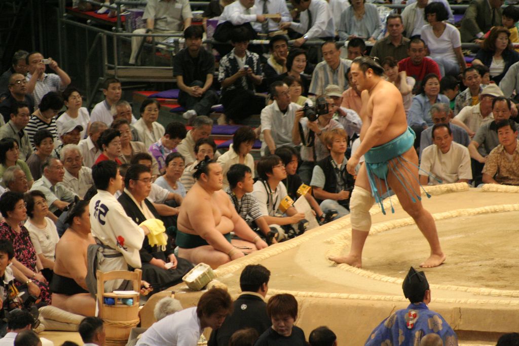 R9656 Nagoya - dohyo de sumo - Aminishiki se prepare au combat