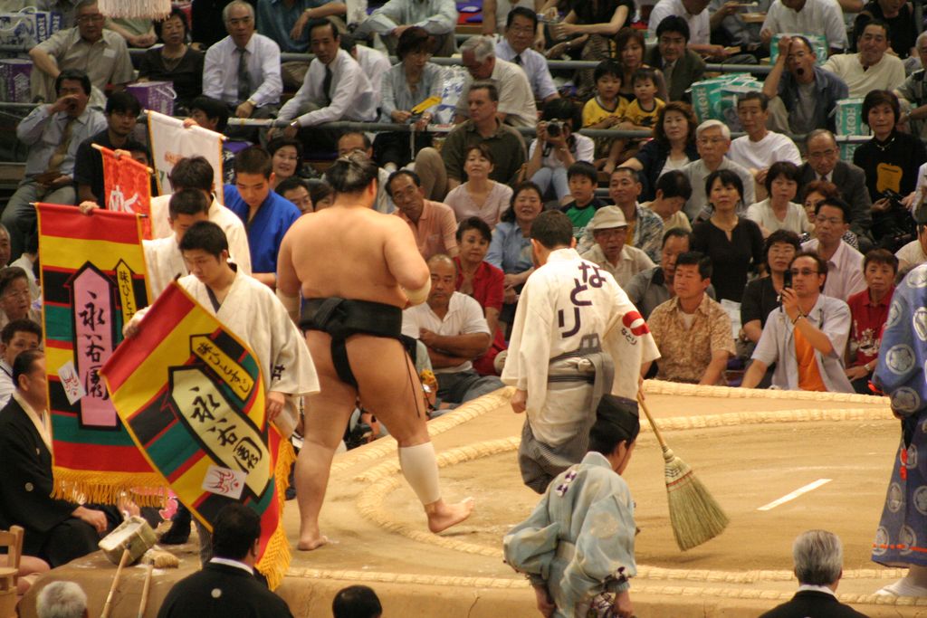 R9681 Nagoya - dohyo de sumo - Defile des sponsors