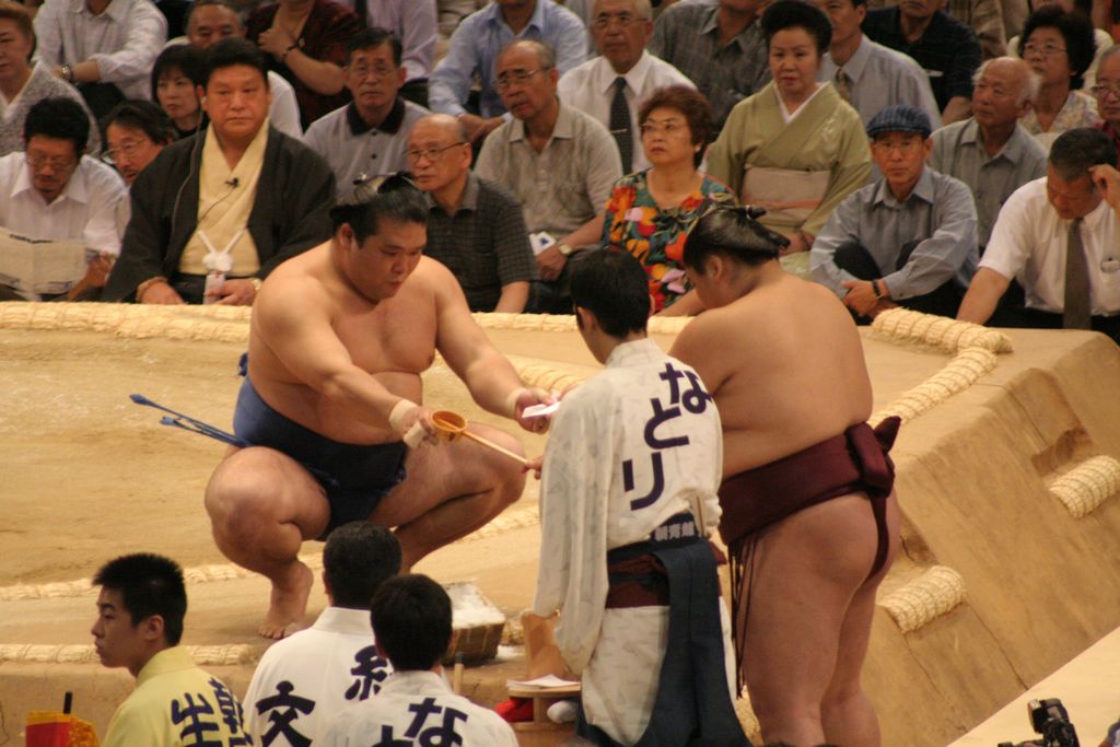 R9687 Nagoya - dohyo de sumo - Tochiazuma recoit l eau pour se purifier rituellement