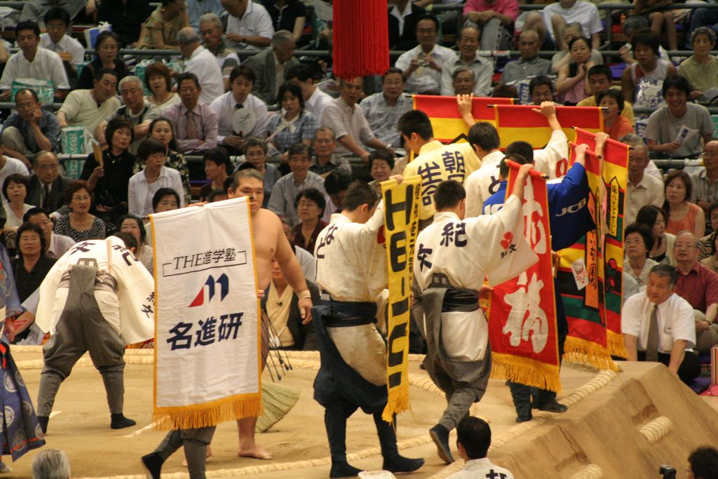 R9688 Nagoya - dohyo de sumo - Defile des sponsors