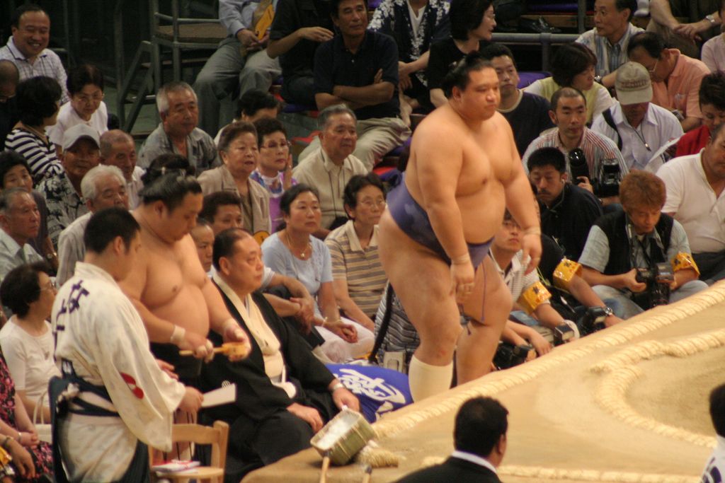 R9695 Nagoya - dohyo de sumo - Kaio monte sur le dohyo