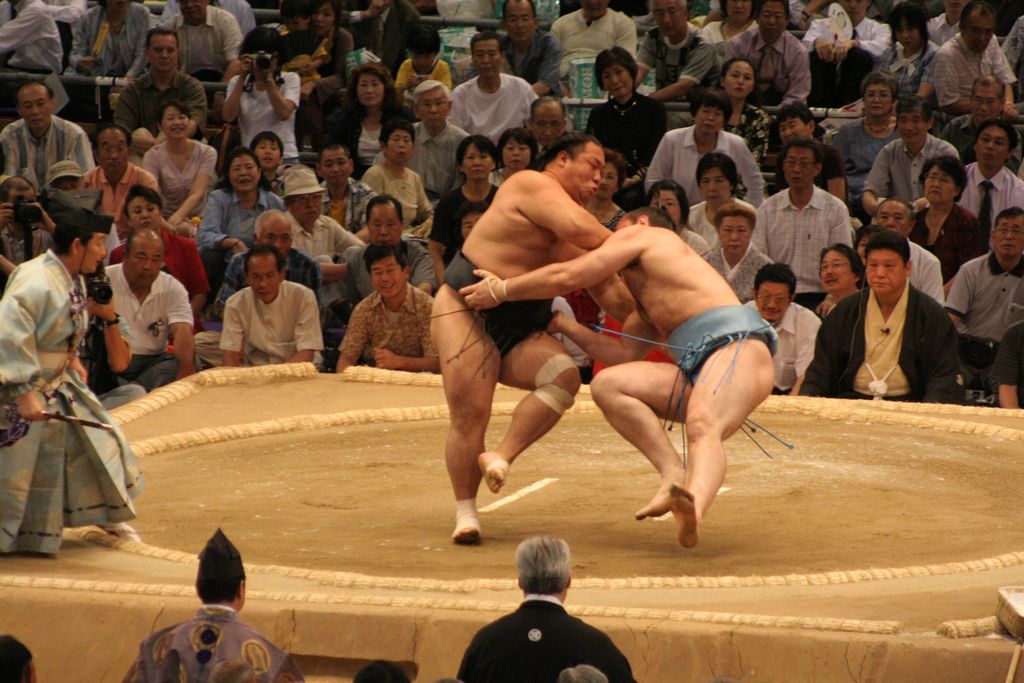 R9706 Nagoya - dohyo de sumo - Chiyotaikai renverse Kotooshu