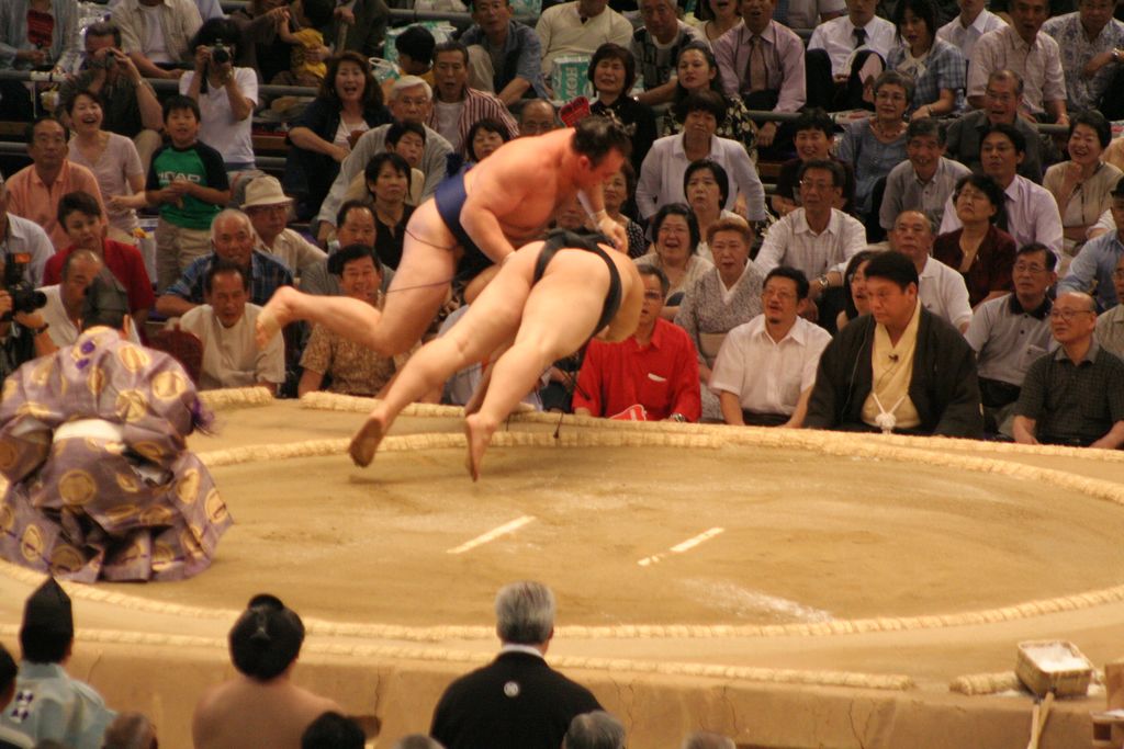 R9713 Nagoya - dohyo de sumo - Asashoryu gagne de peu