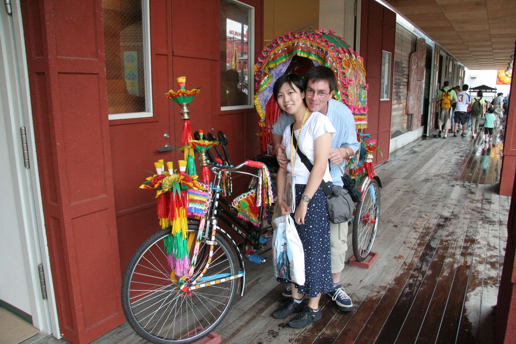 R9724 Aichi 2005 - Kyoko et Xavier devant un Ricksaw du Bengladesh