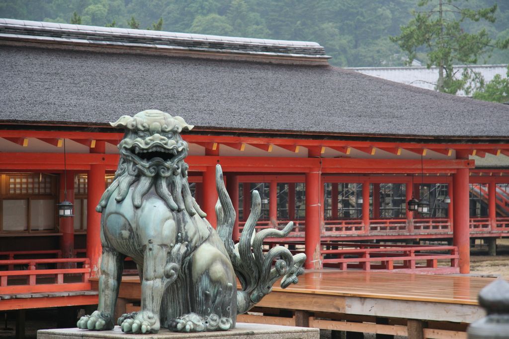 R9853 Miyajima - Temple Itsukushima jinja - Lion