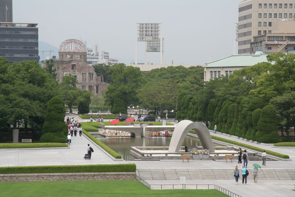 R9866 Hiroshima - Arche des victimes et A-Bomb dome