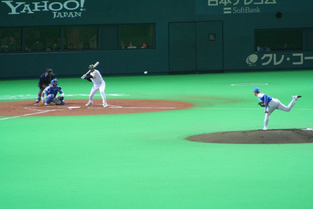 R9947_Fukuoka_-_Baseball_-_Un_hawks_va_attaquer_cette_balle.JPG