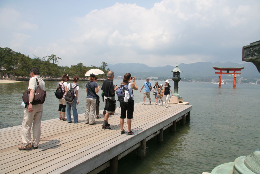R0365 Miyajima - les touristes devant l o torii