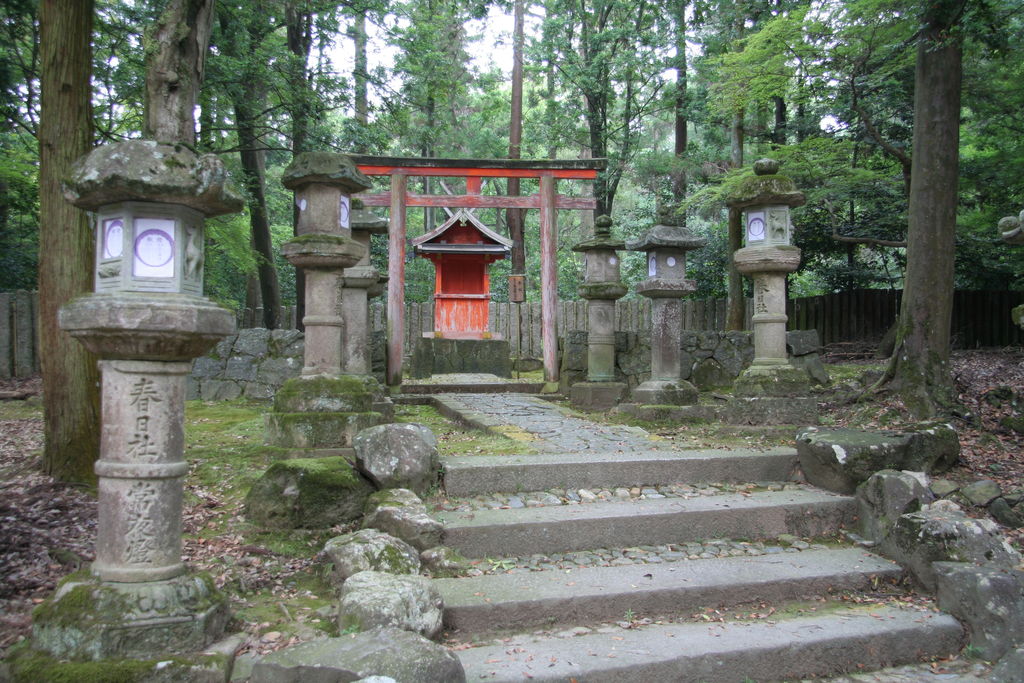 R0709 Nara - autel shinto sur la route du kasuga taisha