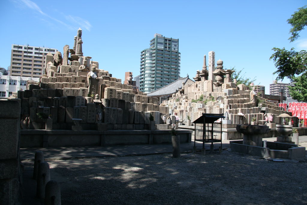 R0033 Temple shitennoji - pierres des concessions abandonnees