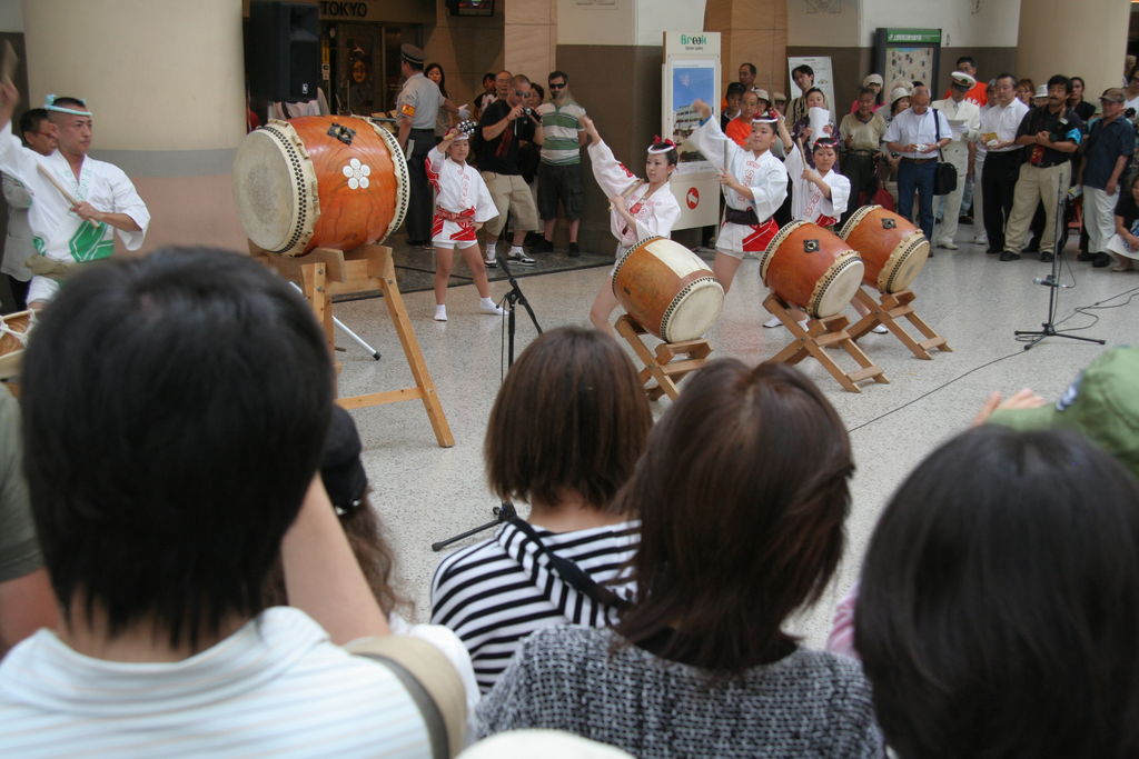 R0111 Tokyo - station de Ueno - tambours traditionnels