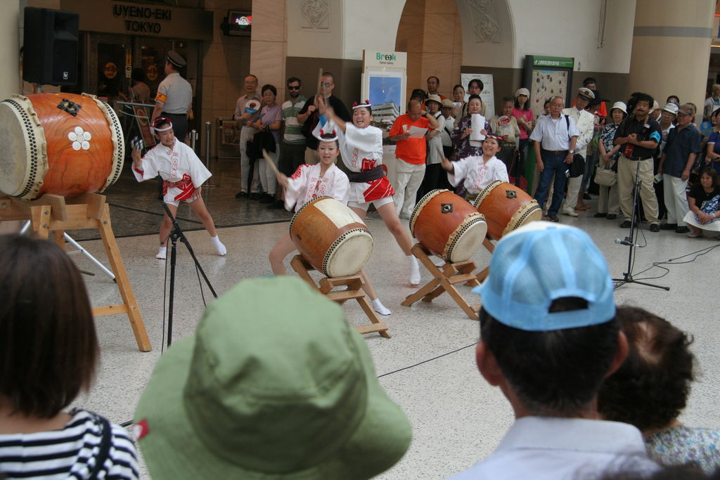 R0118 Tokyo - station de Ueno - tambours traditionnels
